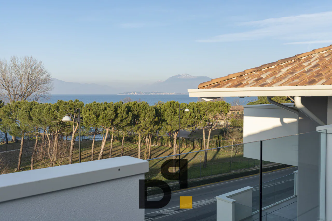 Attico con piscina e vista lago a Desenzano del Garda – foto principale