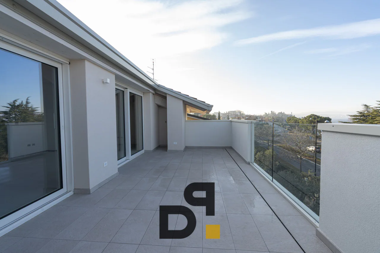 Attico con piscina e vista lago a Desenzano del Garda: foto 3
