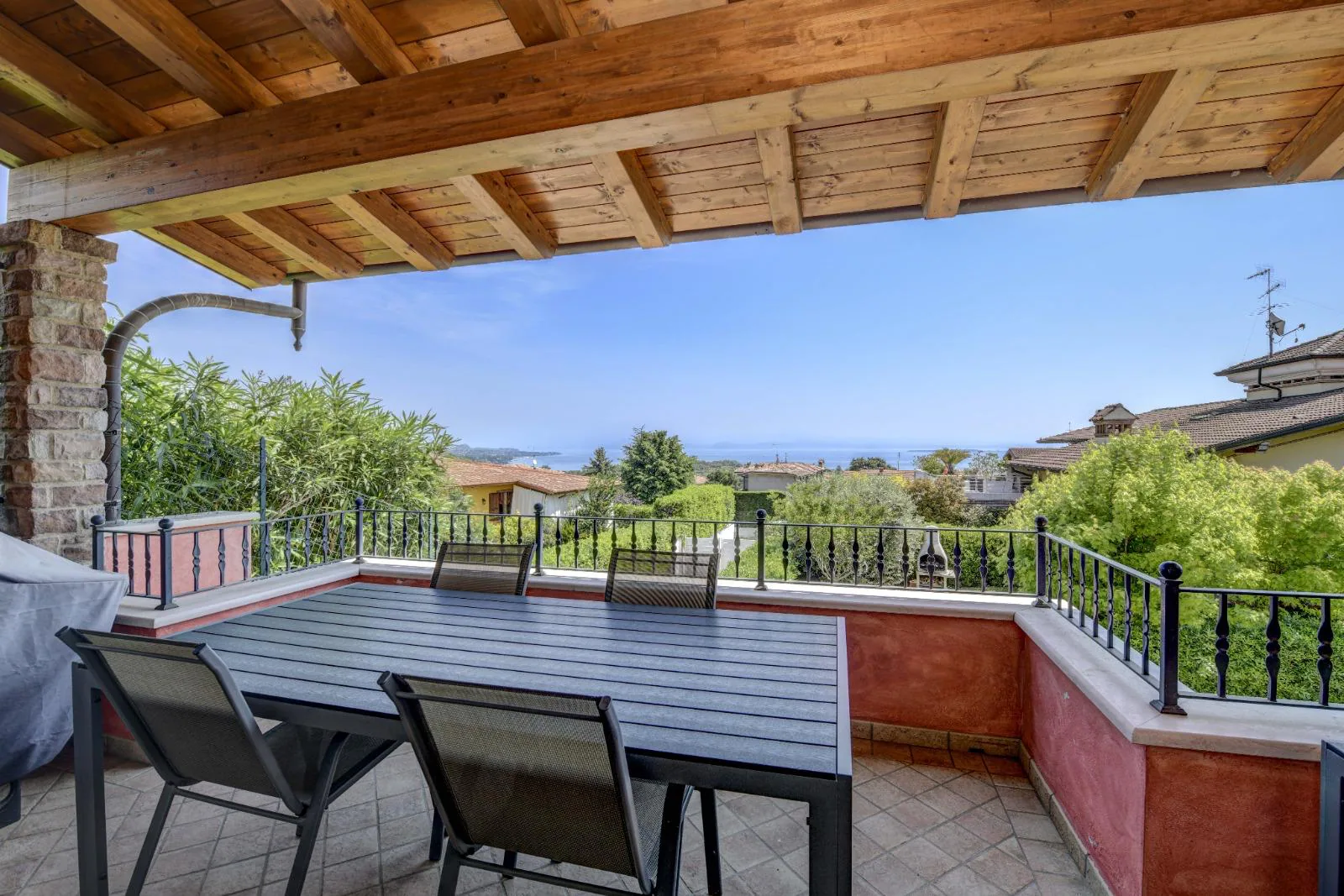 Casa a schiera con piscina e vista lago a Lonato del Garda – foto principale