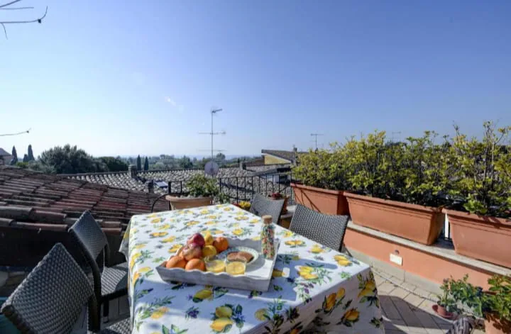 Trilocale con piscina e vista lago a Manerba del Garda – foto principale